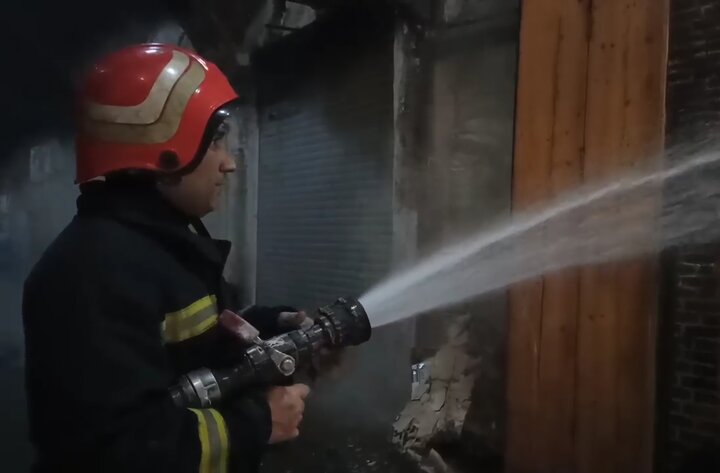 آتش‌سوزی جزئی در پیاده‌ راه فرهنگی رشت مهار شد