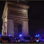 مردی پس از حمله با چاقو به پلیس کشته شد